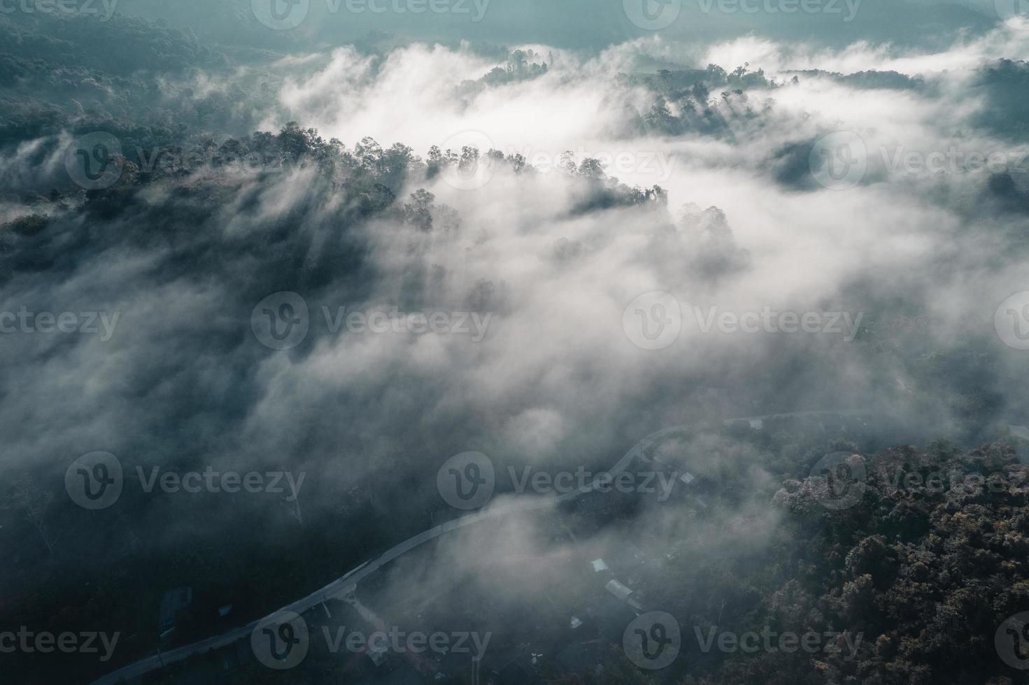 die Sonne geht im Nebel auf und die Berge am Morgen foto