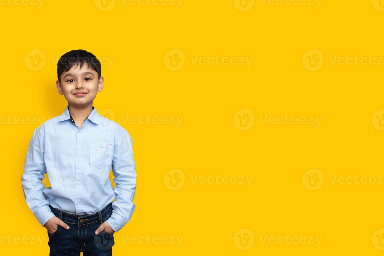 kleiner Junge, der ein formelles Hemd trägt, das auf einem einfachen Hintergrunddruckmodellkonzeptkopienraum lokalisiert wird foto