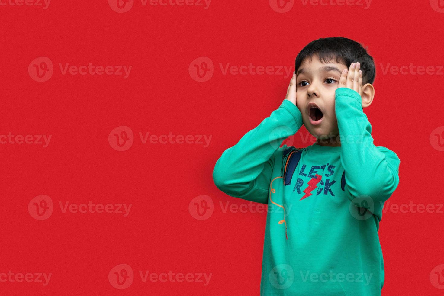 Überraschung, Spannung und Faszination Konzept. pakistanischer asiatischer kleiner Junge schockiert mit erstaunlichen unerwarteten Neuigkeiten, mit erstauntem Blick foto