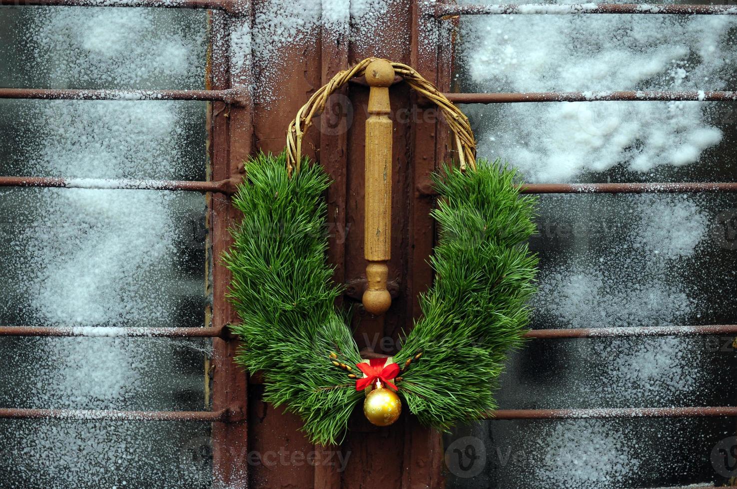 Weihnachtskranz mit Blumen foto