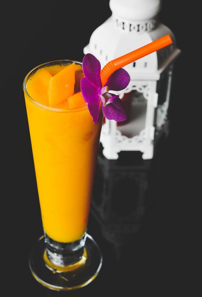 Mango-Smoothie im langen Glas. foto