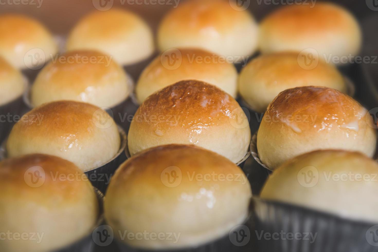 gebackenes rundes geröstetes Brot in Tassen. foto