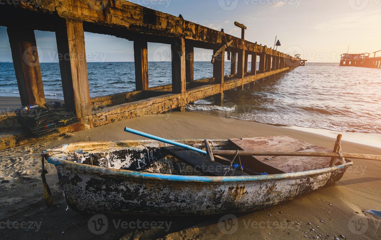 kleines Fischerboot aus Holz am Strand. foto