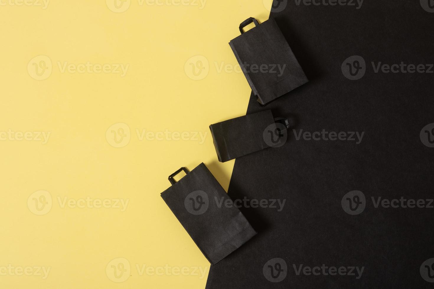 schwarzer freitag verkauf miniatur mock up einkaufstaschen schwarz und gelb flach legen foto