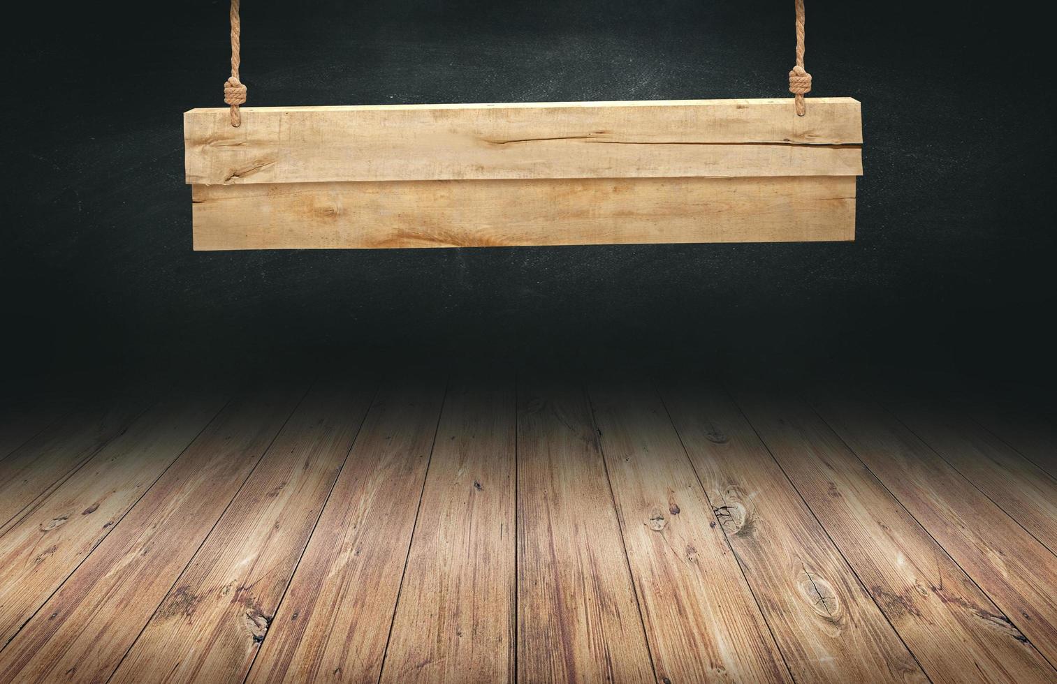 Holztisch mit hängendem Holzschild foto