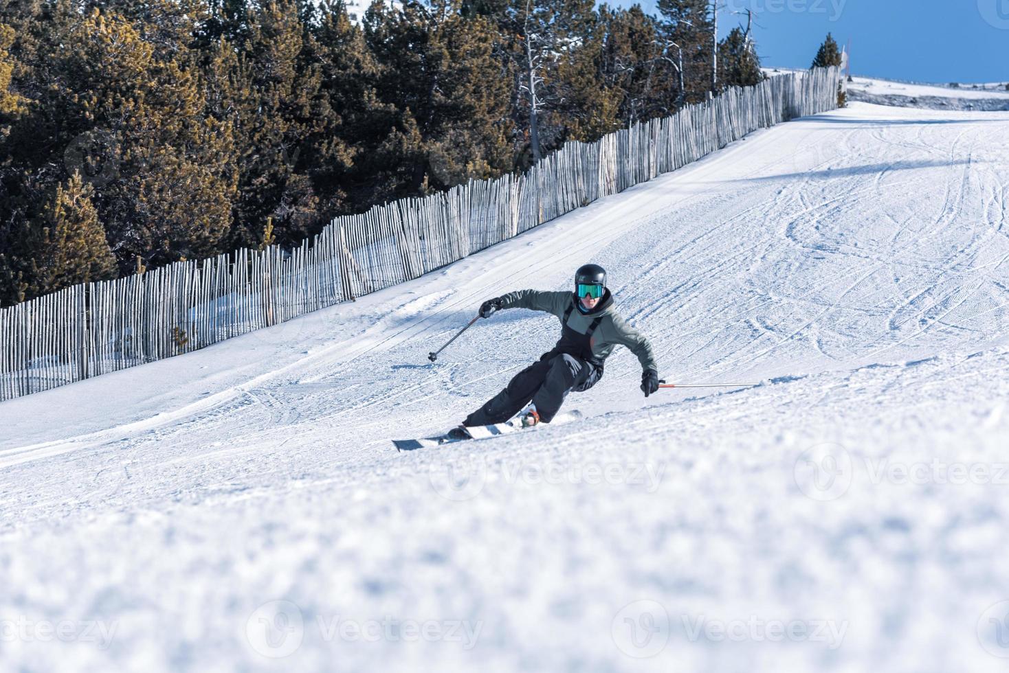 Freestyle-Skifahrer im Grandvalira Resort im Winter 2021 foto