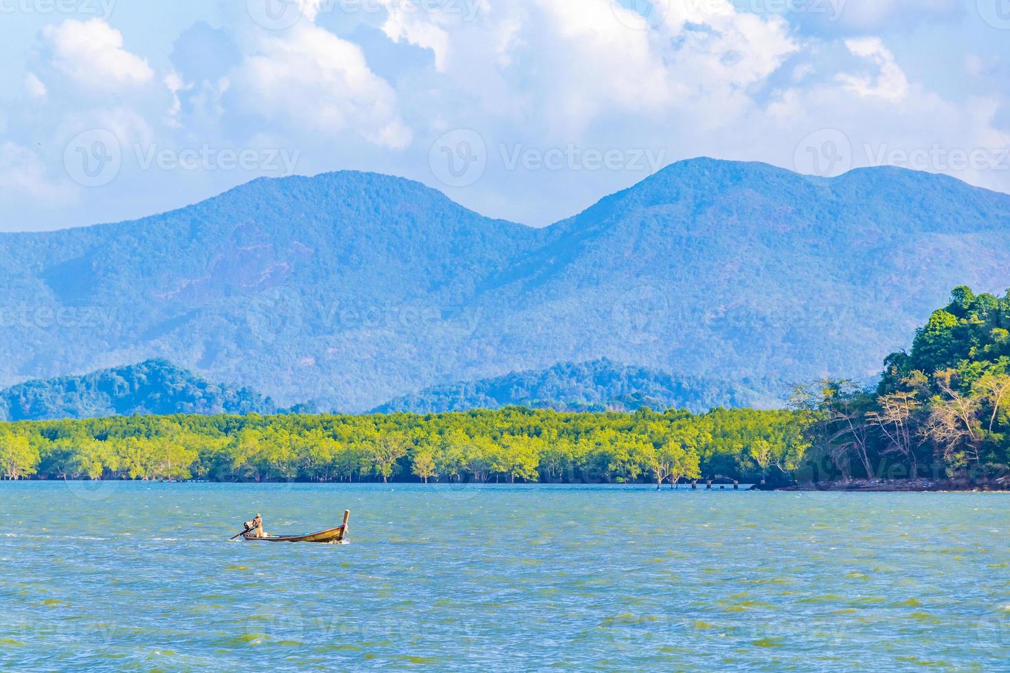 Long-Tail-Boot tropisches Meer Landschaftspanorama in Ranong Thailand. foto