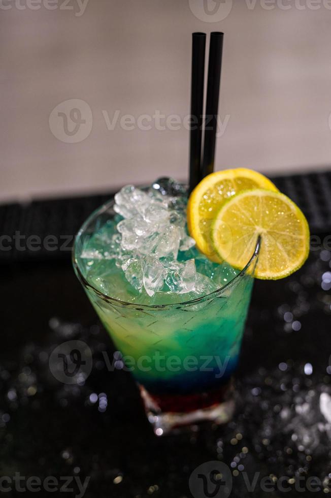 Zusammensetzung verschiedener Cocktails auf der Theke foto