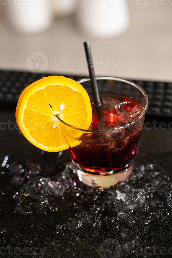 Zusammensetzung verschiedener Cocktails auf der Theke foto