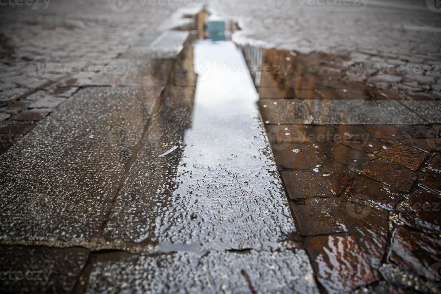 reflektiert Wasser und reflektiert Gebäude foto