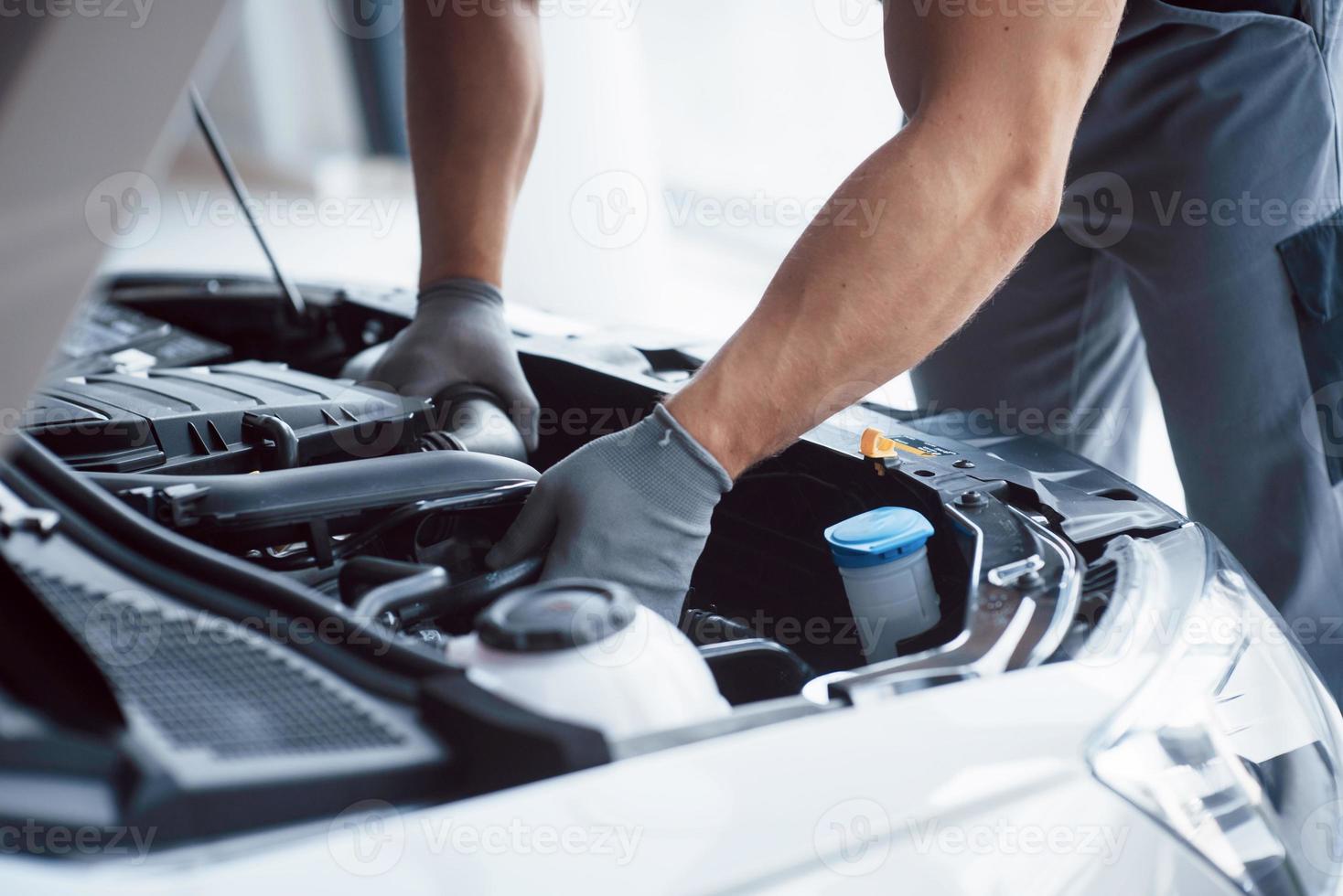 Automechaniker arbeitet in der Garage. Reparaturdienst foto