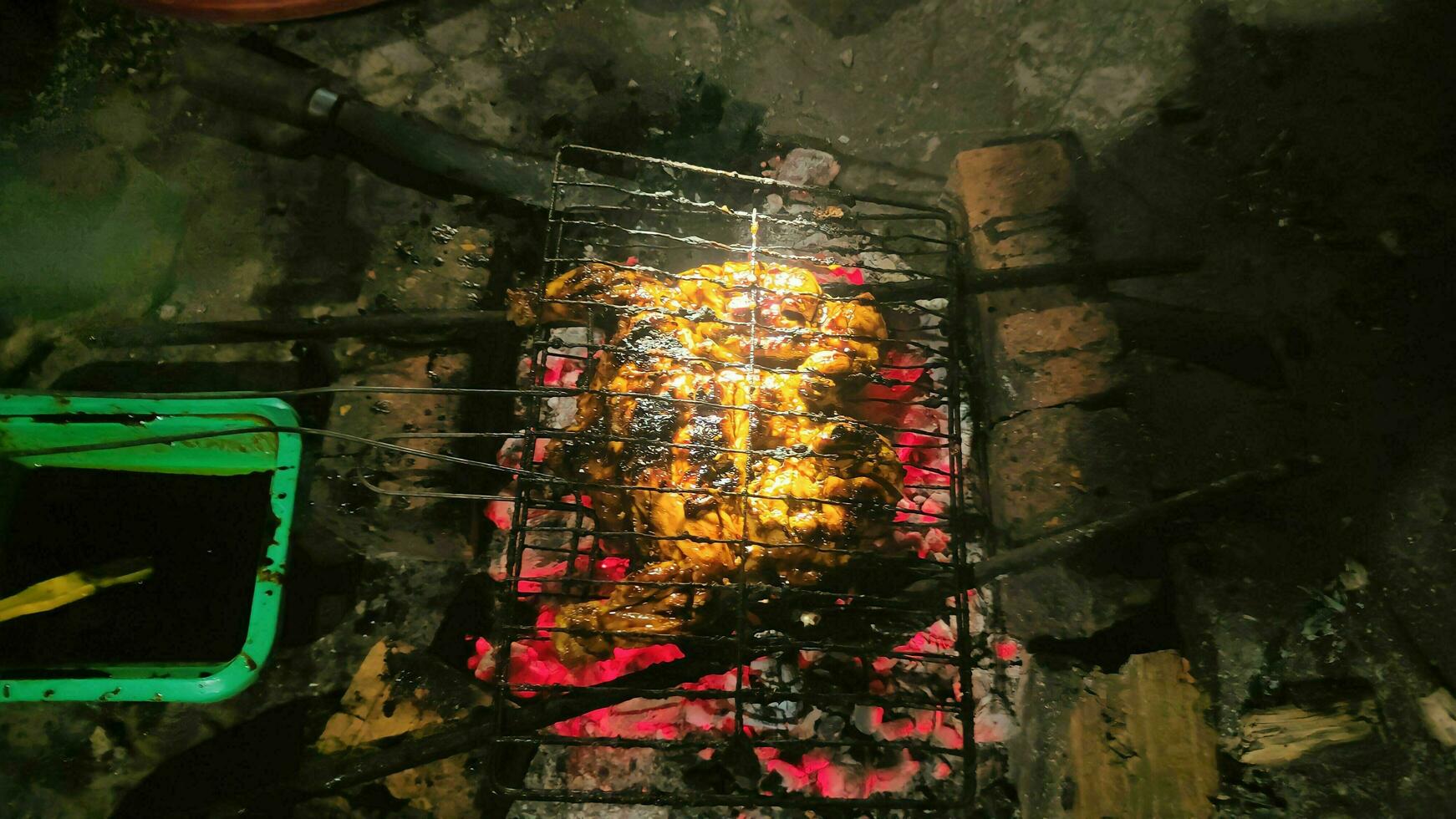 gegrillt Hähnchen Über heiß Kohlen beim Nacht foto