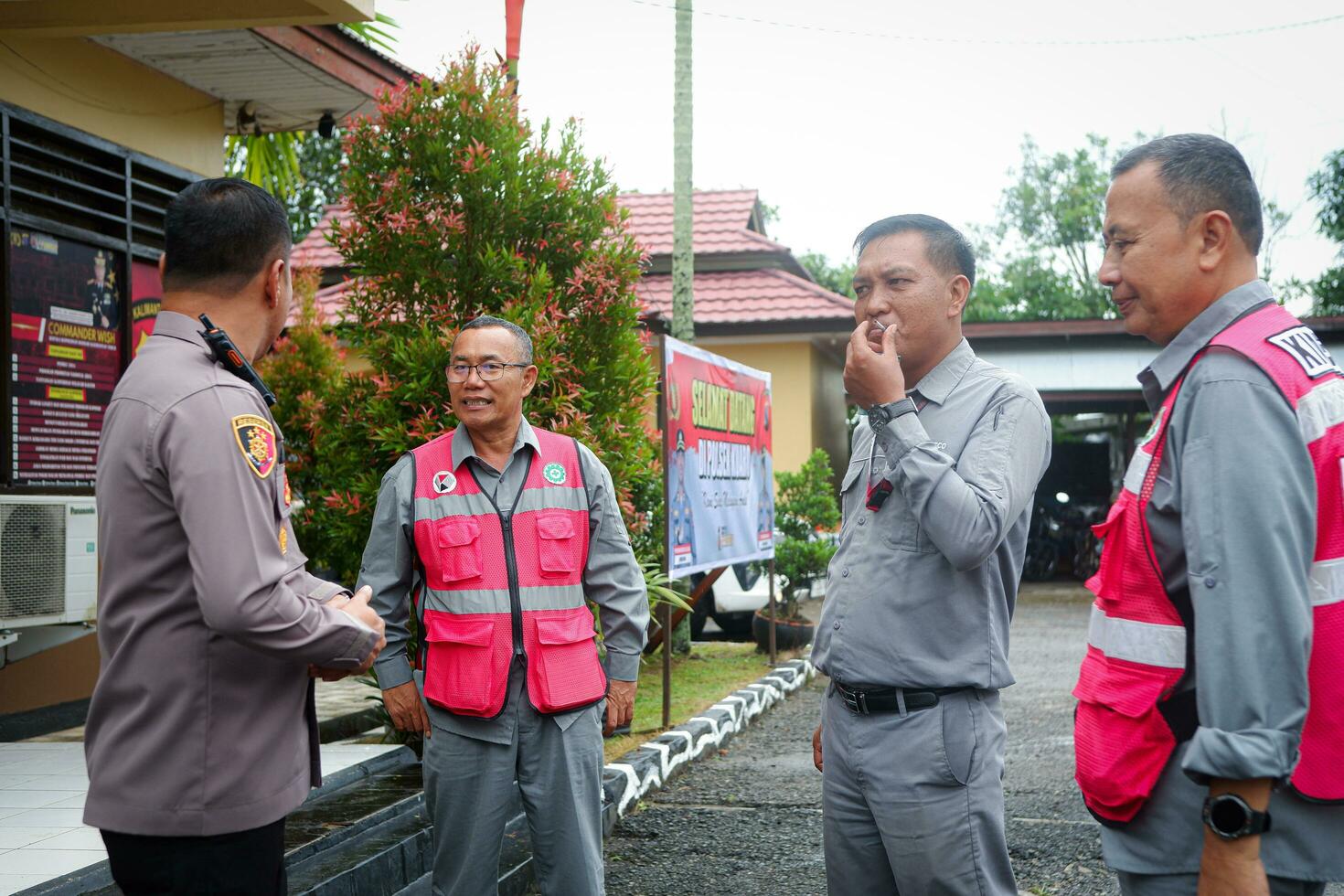 kuaro Kalimantan Timur, Indonesien 19 Januar 2024. ein Polizei Offizier ist interagieren mit Unternehmen Angestellte foto