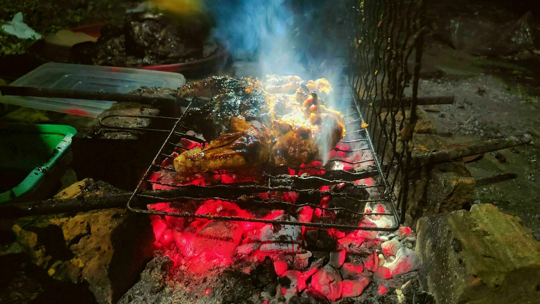 gegrillt Hähnchen Über heiß Kohlen beim Nacht foto