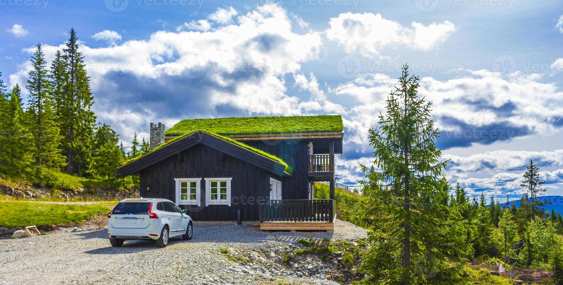 schöne panorama hütten hütten berge kvitfjell skigebiet favang norwegen. foto