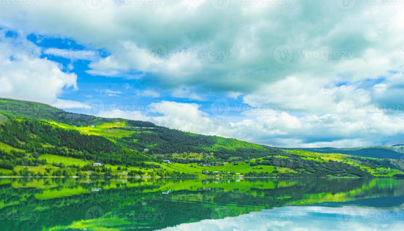 unglaubliche norwegische landschaft bunte berge fjordwälder jotunheimen norwegen. foto