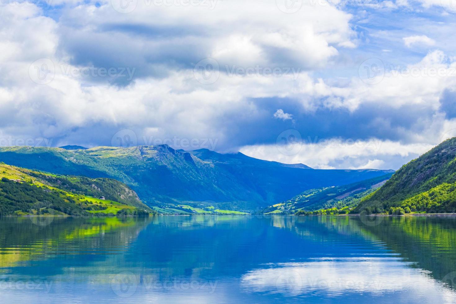 unglaubliche norwegische landschaft bunte berge fjordwälder jotunheimen norwegen. foto