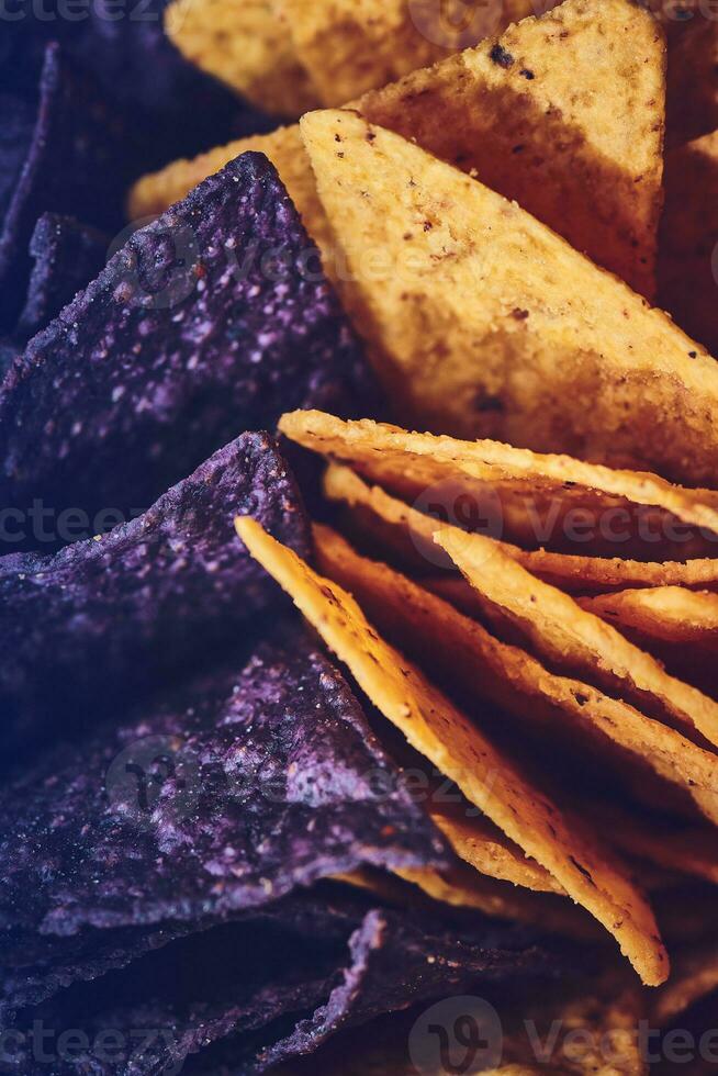 lila und Gelb Tortilla Chips schließen oben foto