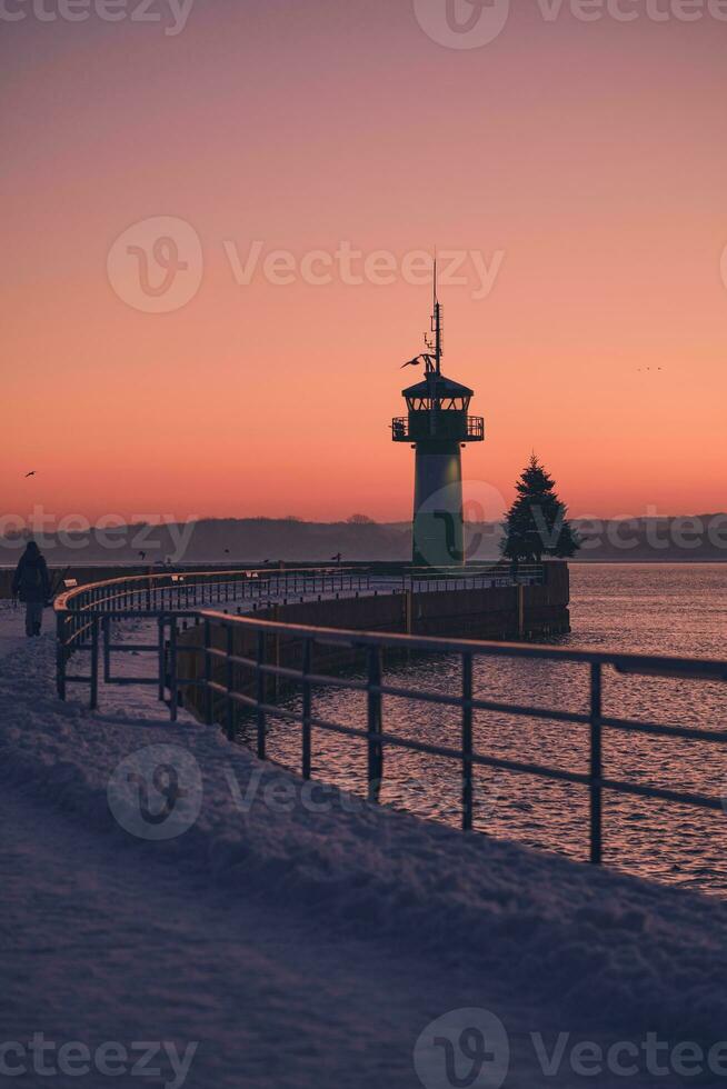 Leuchtturm und Weihnachten Baum beim Travemünde foto