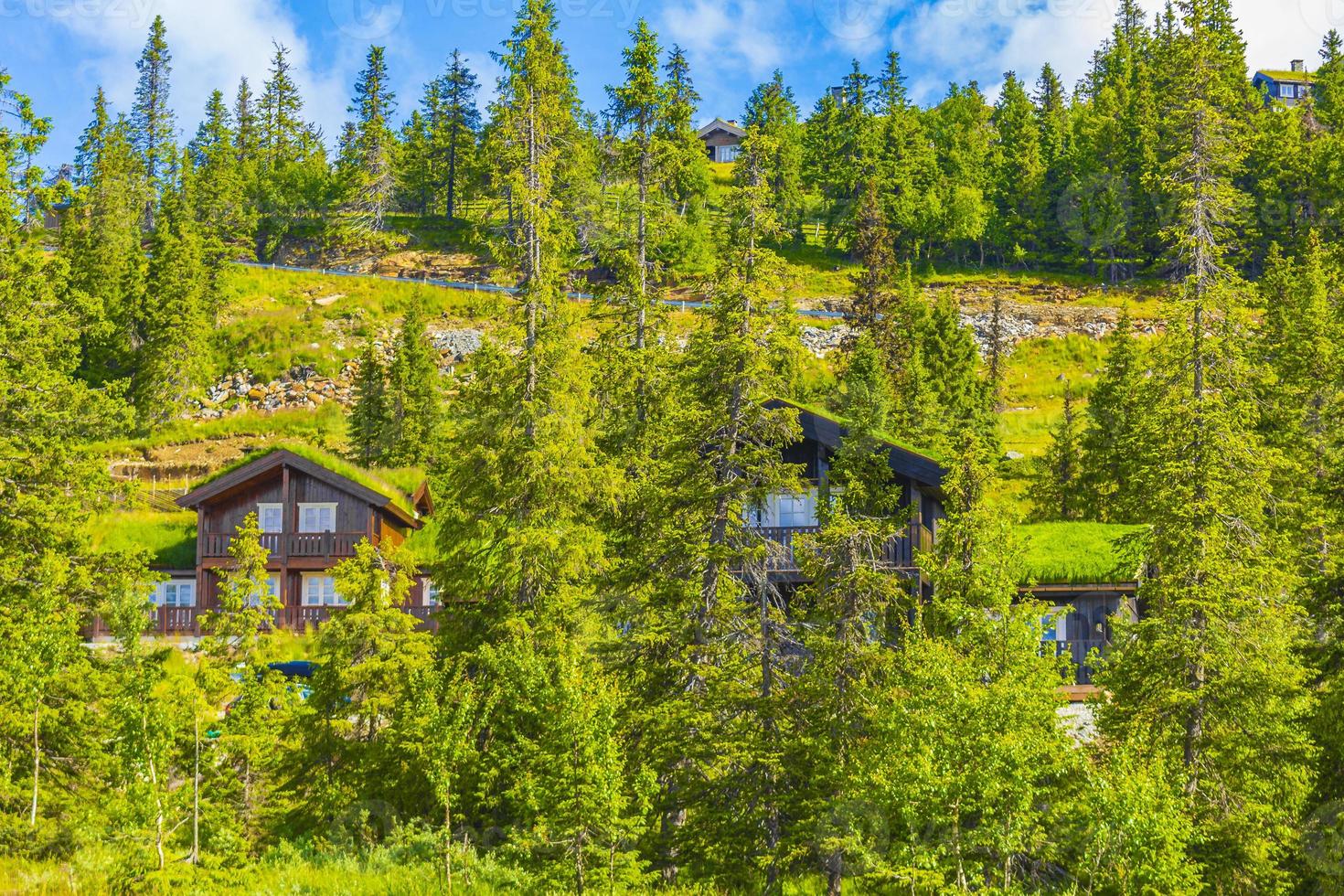 schöne panorama hütten hütten berge kvitfjell skigebiet favang norwegen. foto