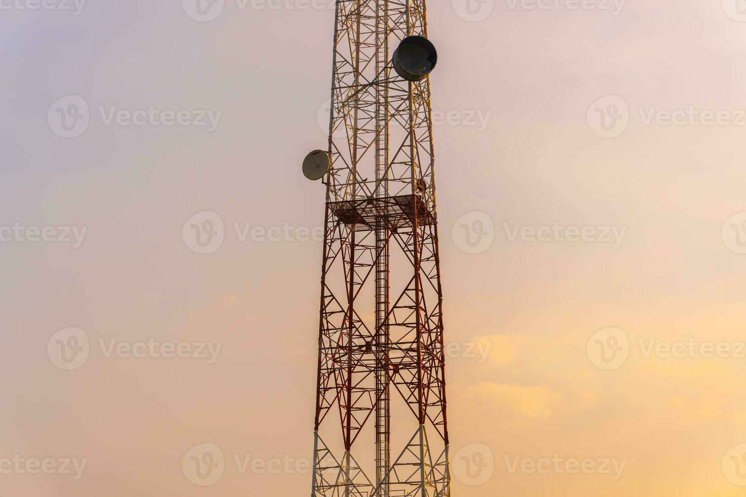 Telekommunikation Turm Antenne und Satellit Gericht mit Abend Himmel Hintergrund. foto