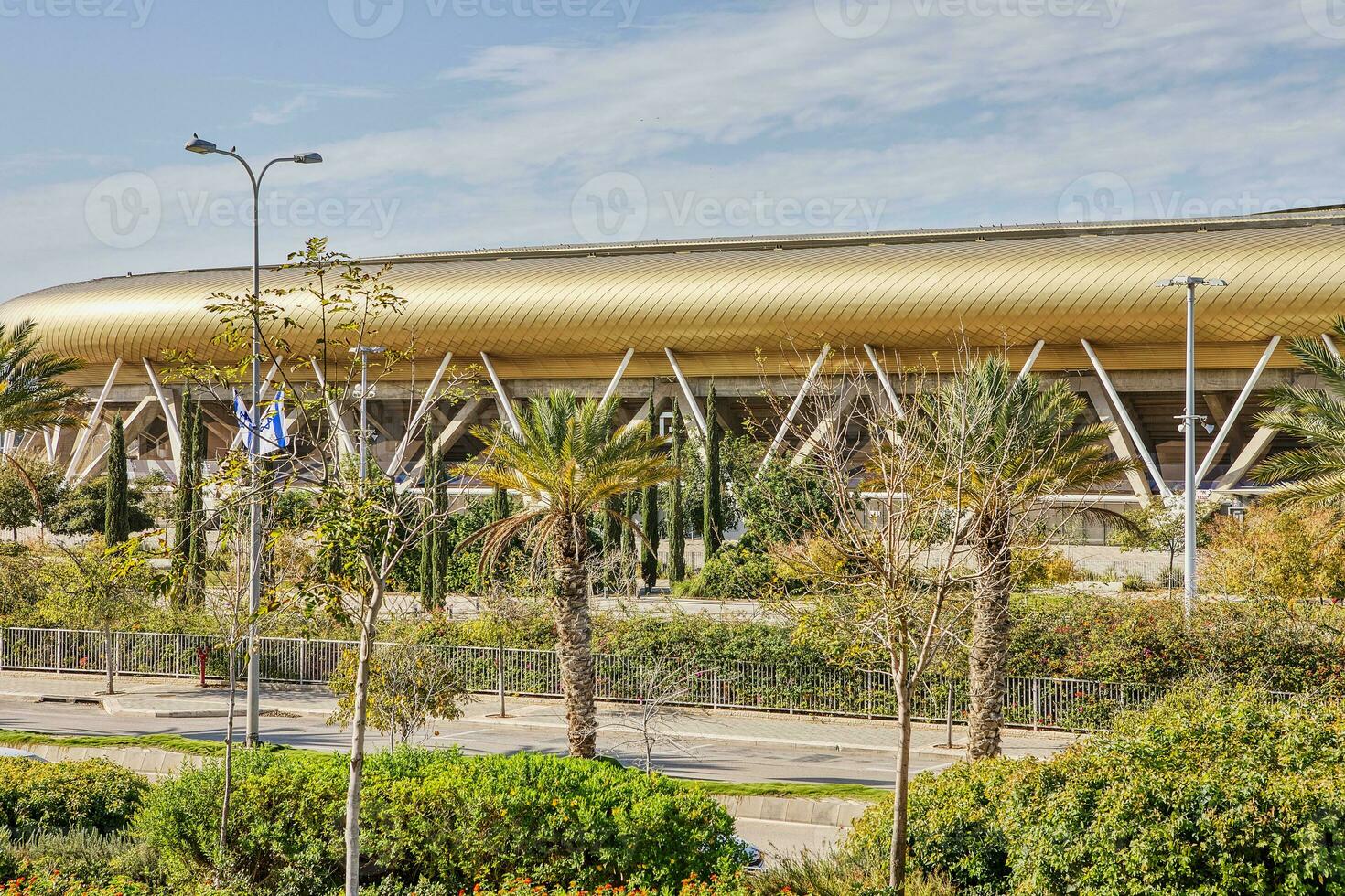 szenisch Aussicht von sammy Angebot Stadion umgeben durch üppig Grün Gras und Bäume im haifa foto