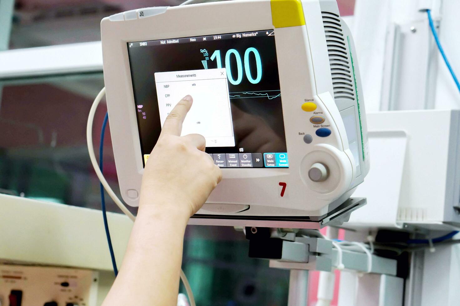 Hand von Krankenschwester Rahmen von Funktion beim bp, lebenswichtig Zeichen und Herz Bewertung Monitor im Krankenhaus. foto