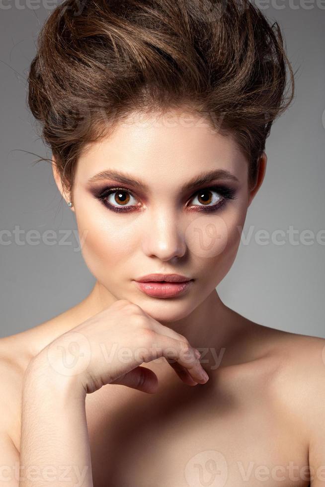 Porträt einer schönen Frau mit Abend-Make-up foto