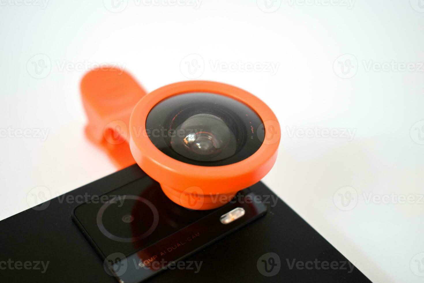 schließen oben Clip auf Fischauge Linse auf schwarz Smartphone, Erweiterung Fisch Auge Linse auf Smartphone Kamera isoliert auf Weiß Hintergrund foto