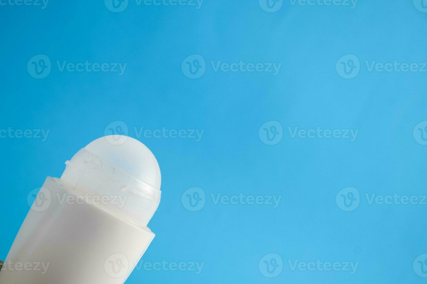 Weiß Flasche Deodorant leer zum spotten oben auf Blau Hintergrund, Produkt spotten hoch, Achsel Gesundheit Pflege, Körper Pflege foto