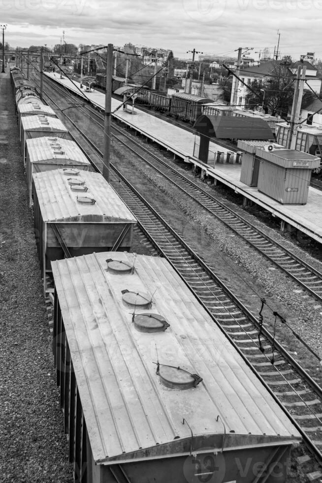 Fotografie zum Thema Eisenbahnstrecke nach dem Passieren des Zuges auf der Eisenbahn foto