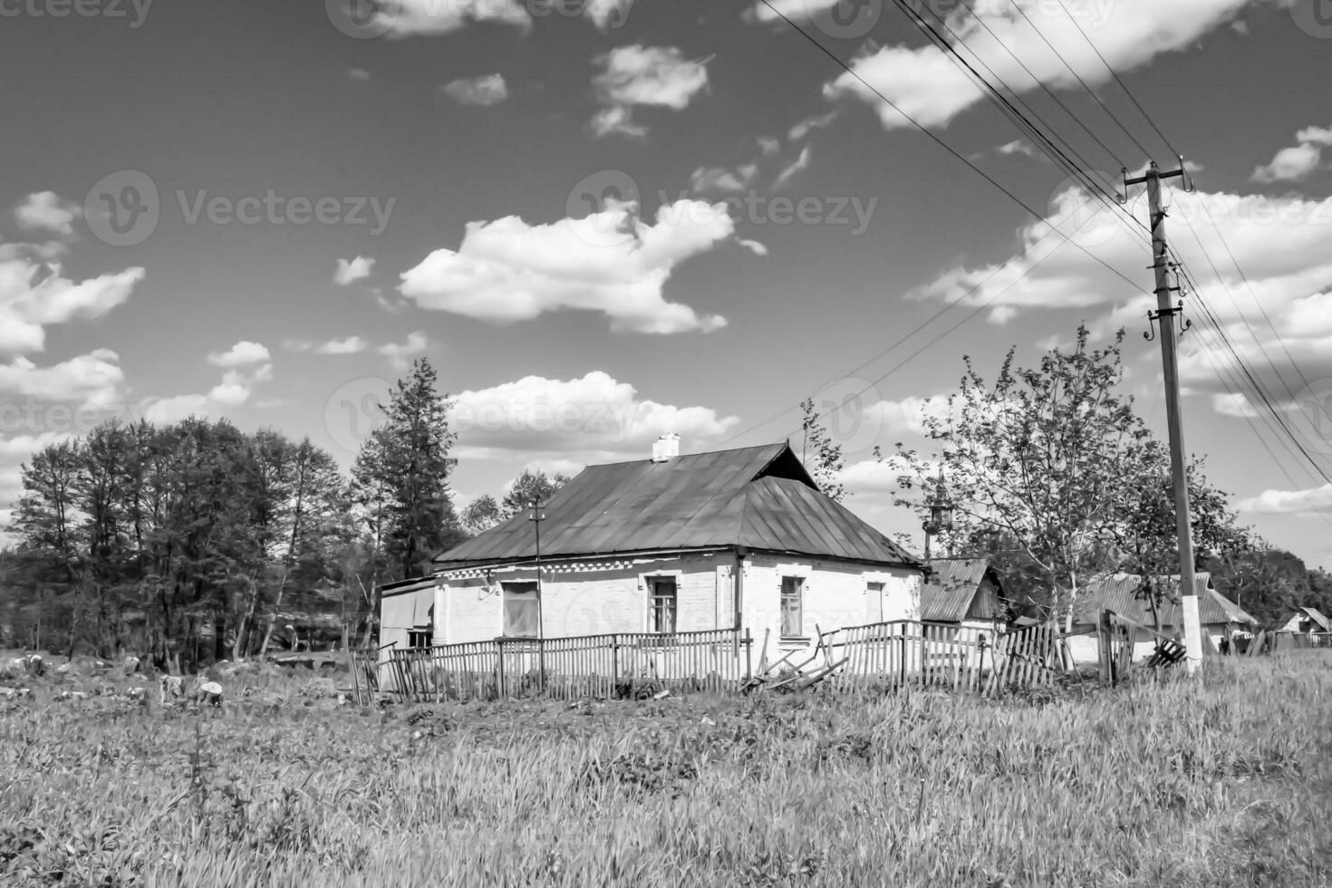 Schönes altes verlassenes Bauernhaus auf dem Land auf natürlichem Hintergrund foto