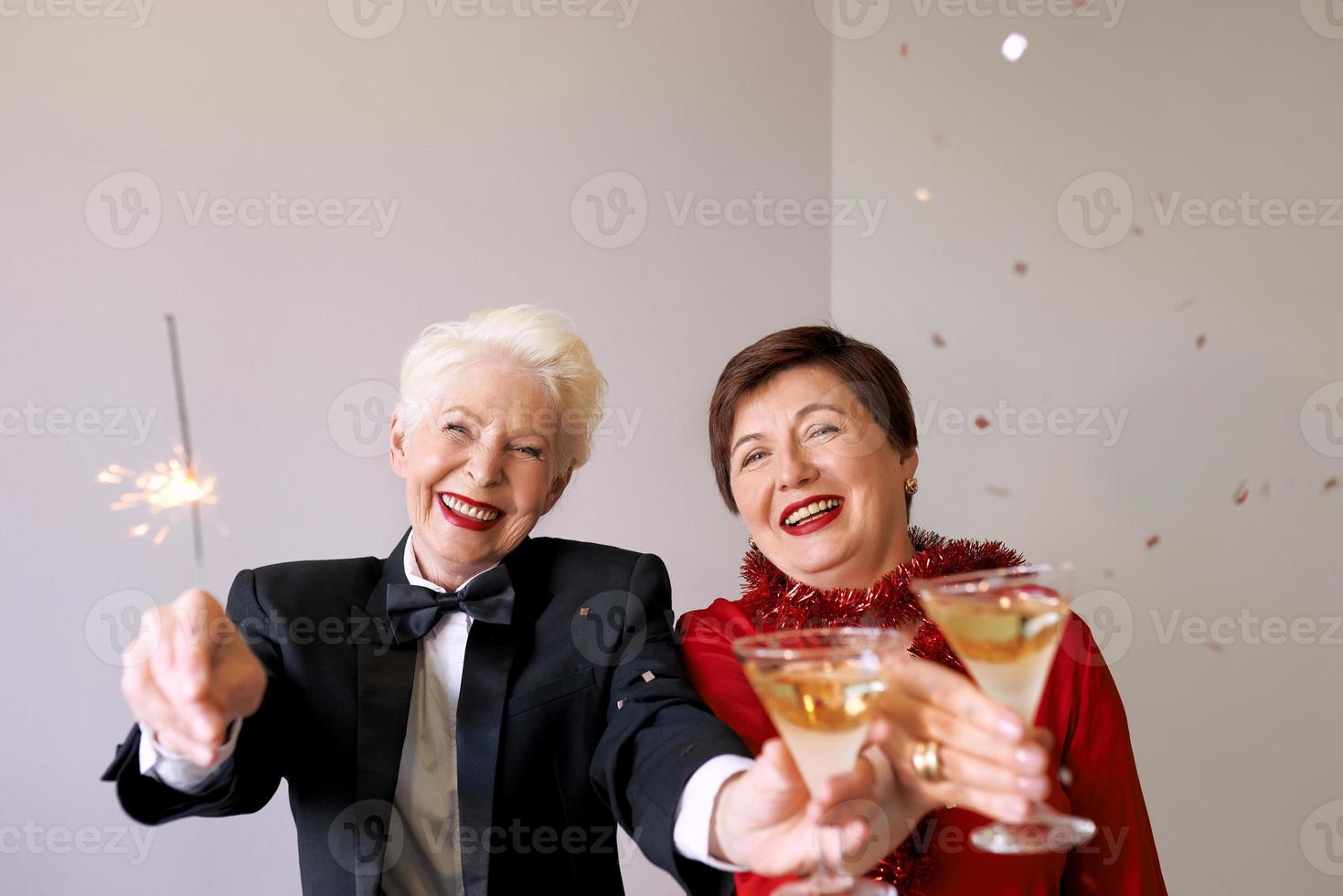 zwei schöne stilvolle reife ältere frauen feiern neues jahr. Spaß, Party, Stil, Feierkonzept foto