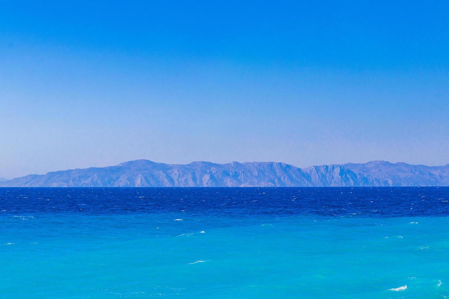 Elli Beach Landschaft Rhodos Griechenland türkisfarbenes Wasser und Türkei Blick. foto