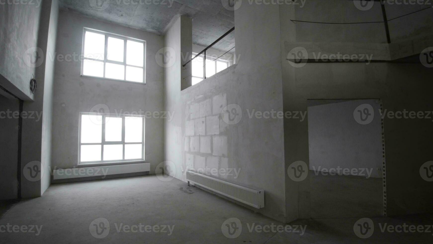 Renovierung Innere. Clip. leer Weiß Mauer mit Fenster und Beton Boden. foto