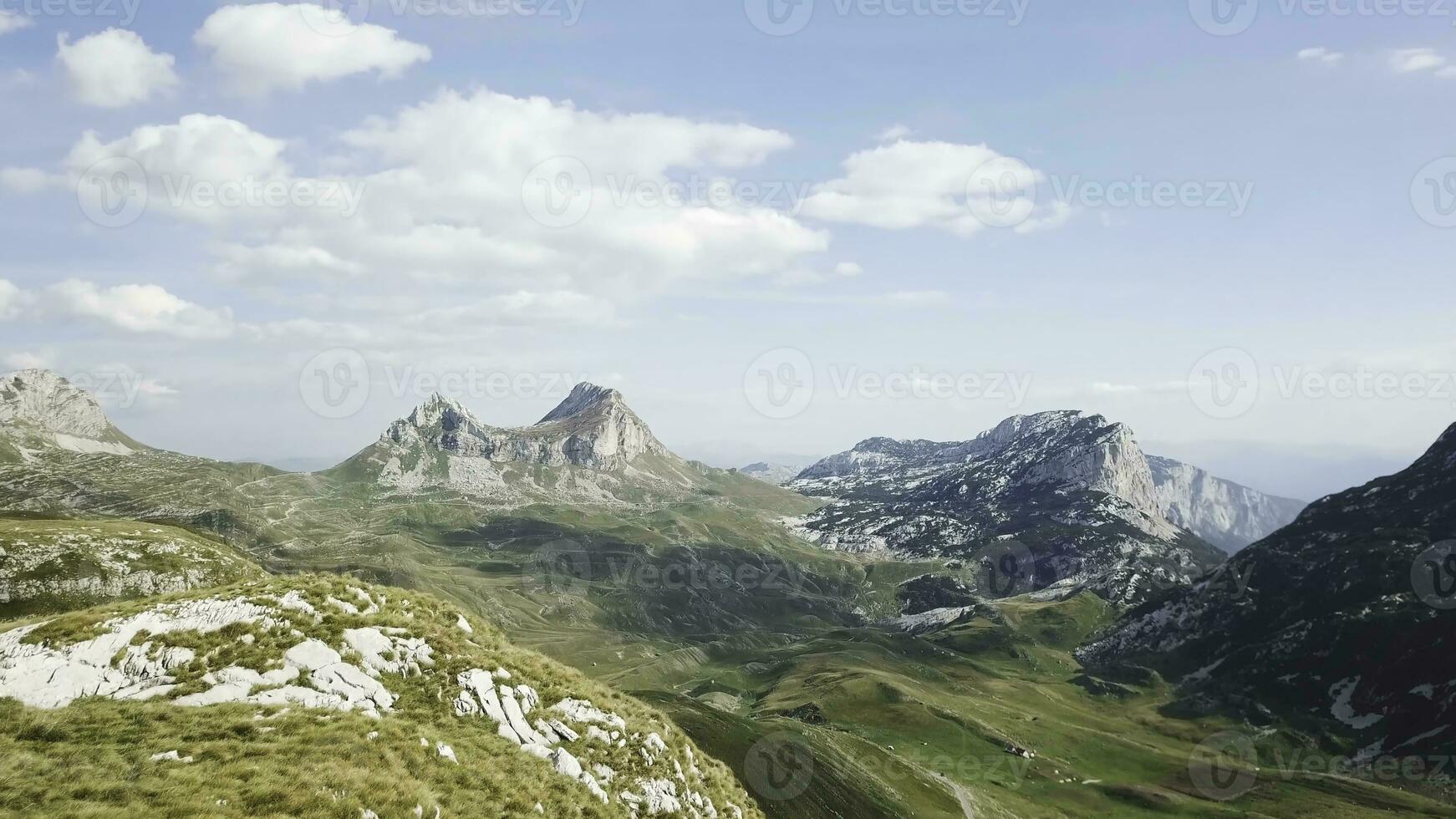 oben Aussicht von Berg Senke Landschaft. Aktie. Horizont Berg Senke mit Felsen und Blau Himmel mit Wolken auf sonnig Tag foto