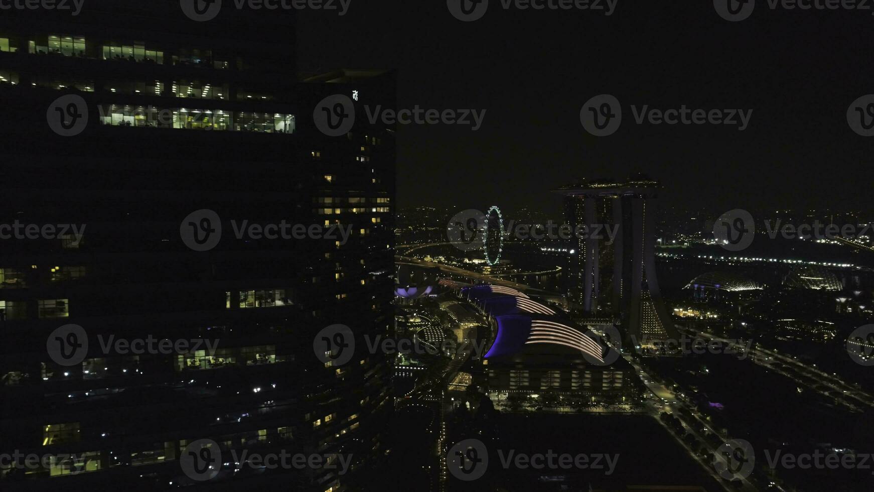 Nacht Singapur oben Aussicht Panorama- Landschaft. Schuss. oben Aussicht von Büro Gebäude im Singapur beim Nacht. Singapur Nacht Leben Aussicht foto