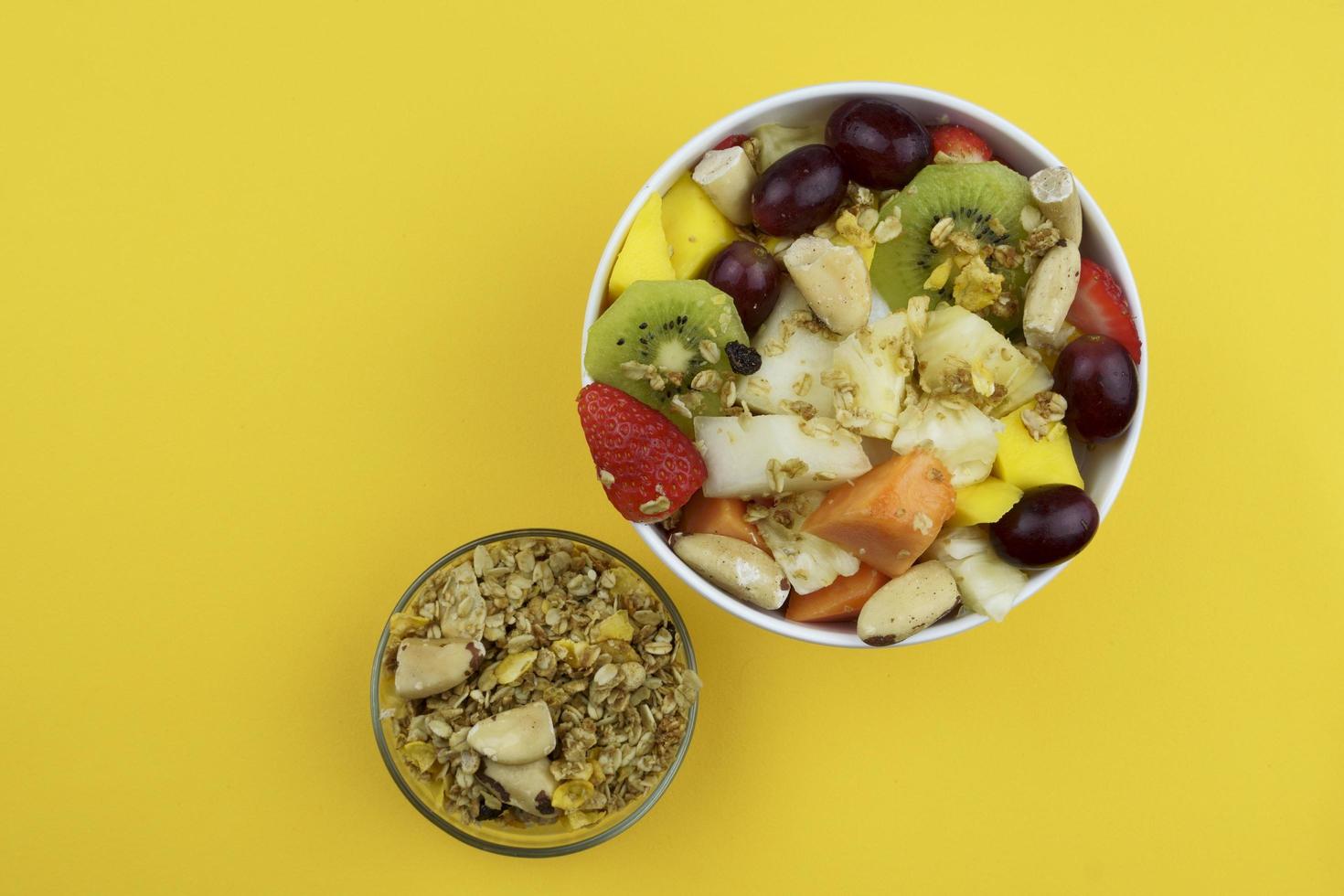 Obstsalat mit Kastanien und Müsli in einer Schüssel foto