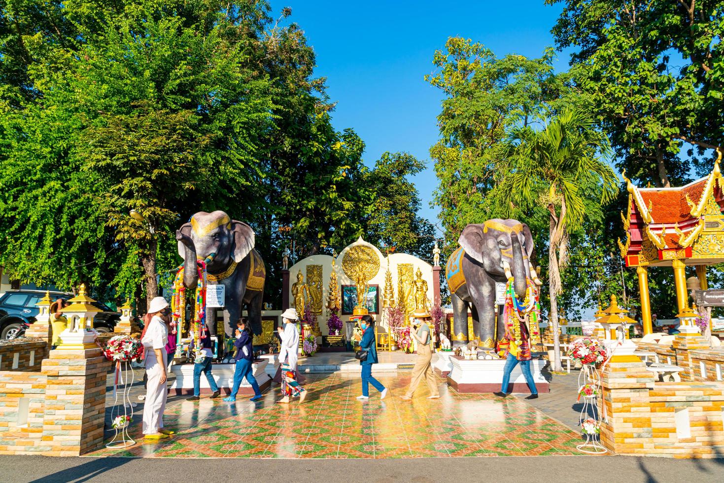 chiang mai, thailand - 6. dezember 2020 - blick auf wat phra, den goldenen tempel doi kham in chiang mai, thailand. dieser tempel thront auf dem hügel doi kham, umgeben von wunderschönen berglandschaften. foto