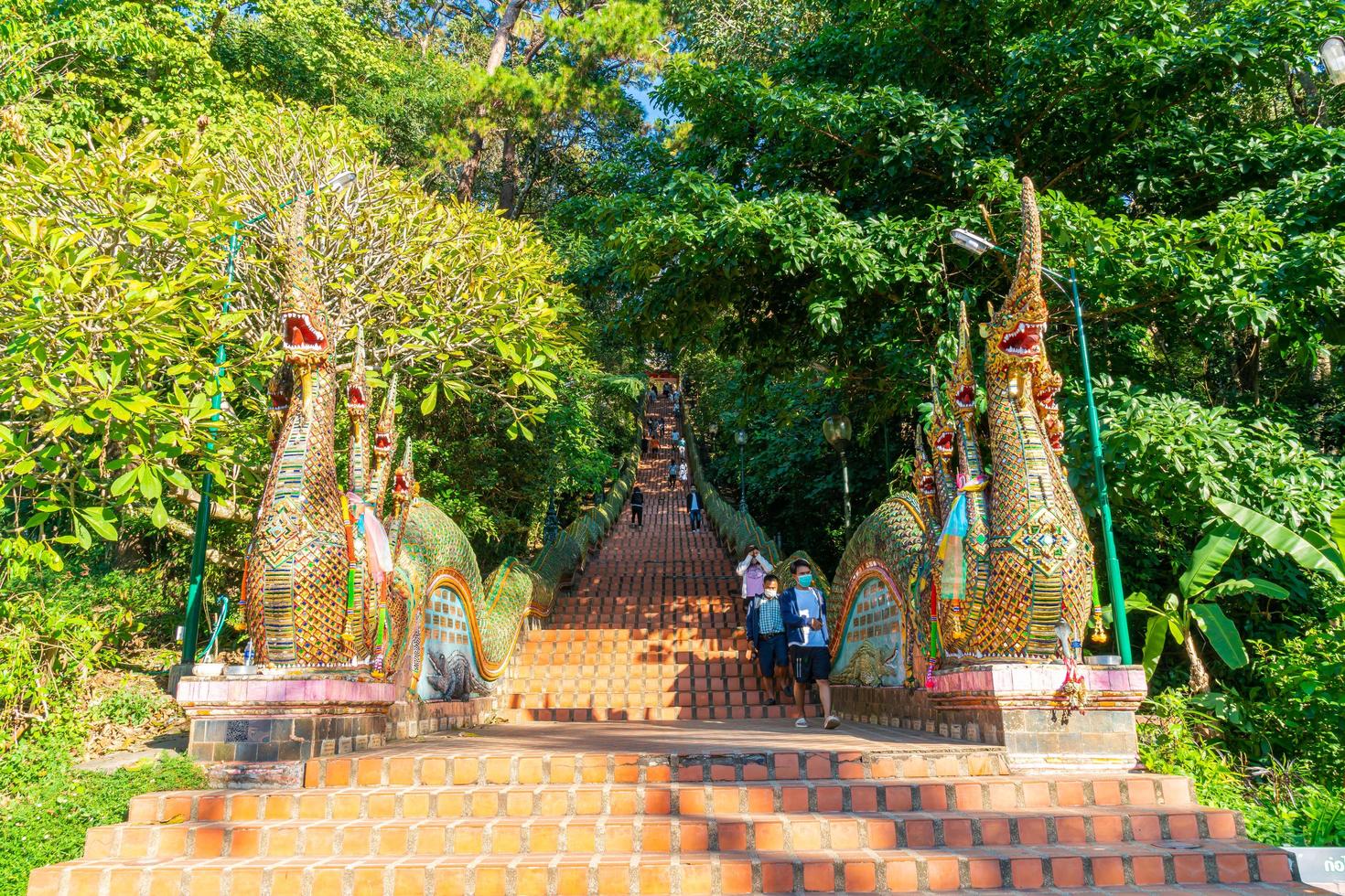 chiang mai, thailand - 8. dezember 2020 - goldener berg im tempel von wat phra, der doi suthep. foto