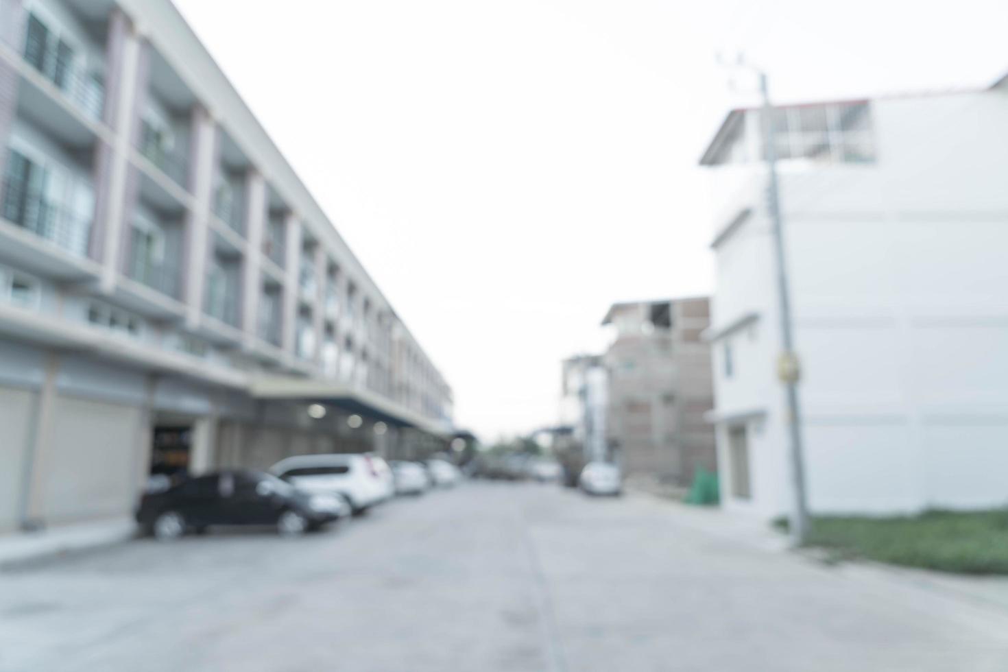 abstraktes Unschärfebild der Straße mit einem Auto und einem Haus im Dorf für den Hintergrund foto