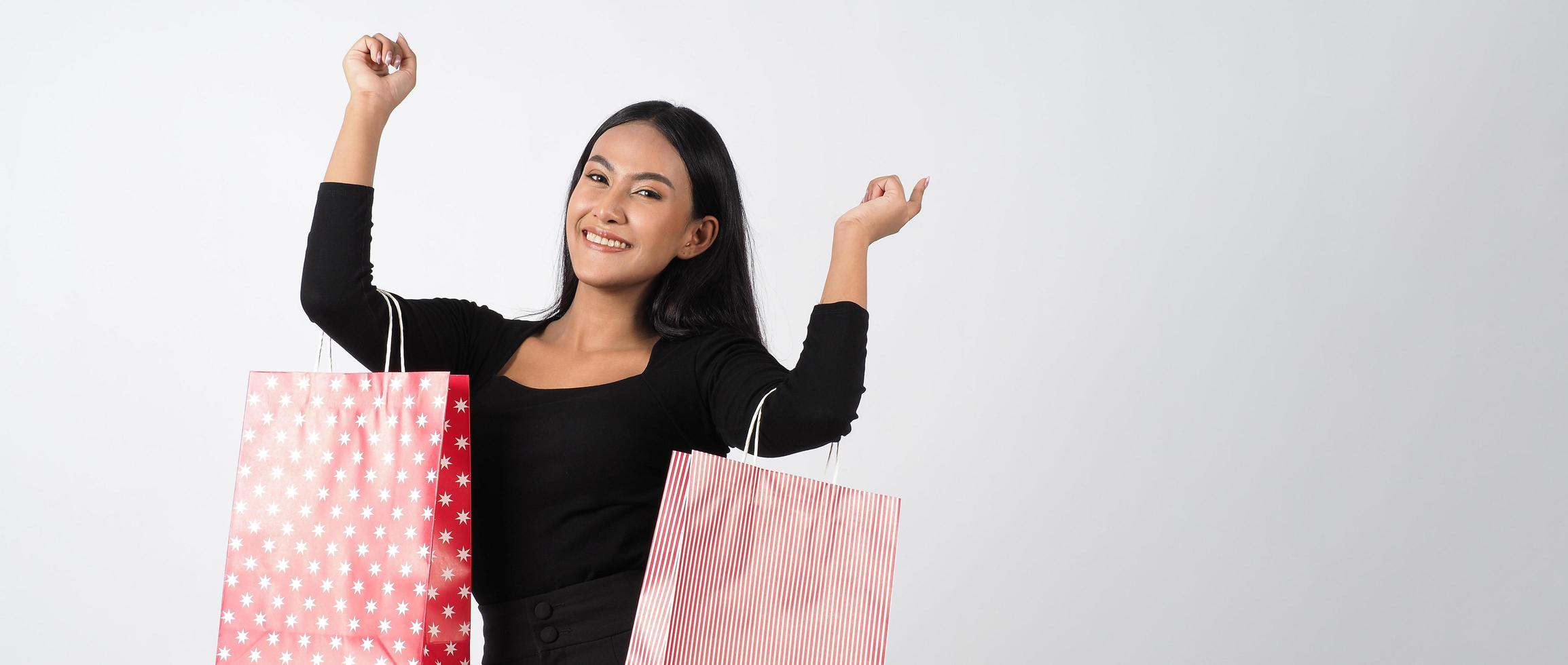 Frau einkaufen Konzept. glückliches Mädchen und Einkaufstüten foto