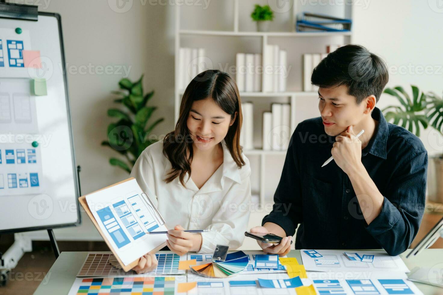 asiatisch Geschäftsmann und Frau Menschen Treffen im Büro. Mitarbeiter Brainstorming und Arbeit wie Team, planen und diskutieren Projekt durch Punkt auf Papier und Tablette. foto