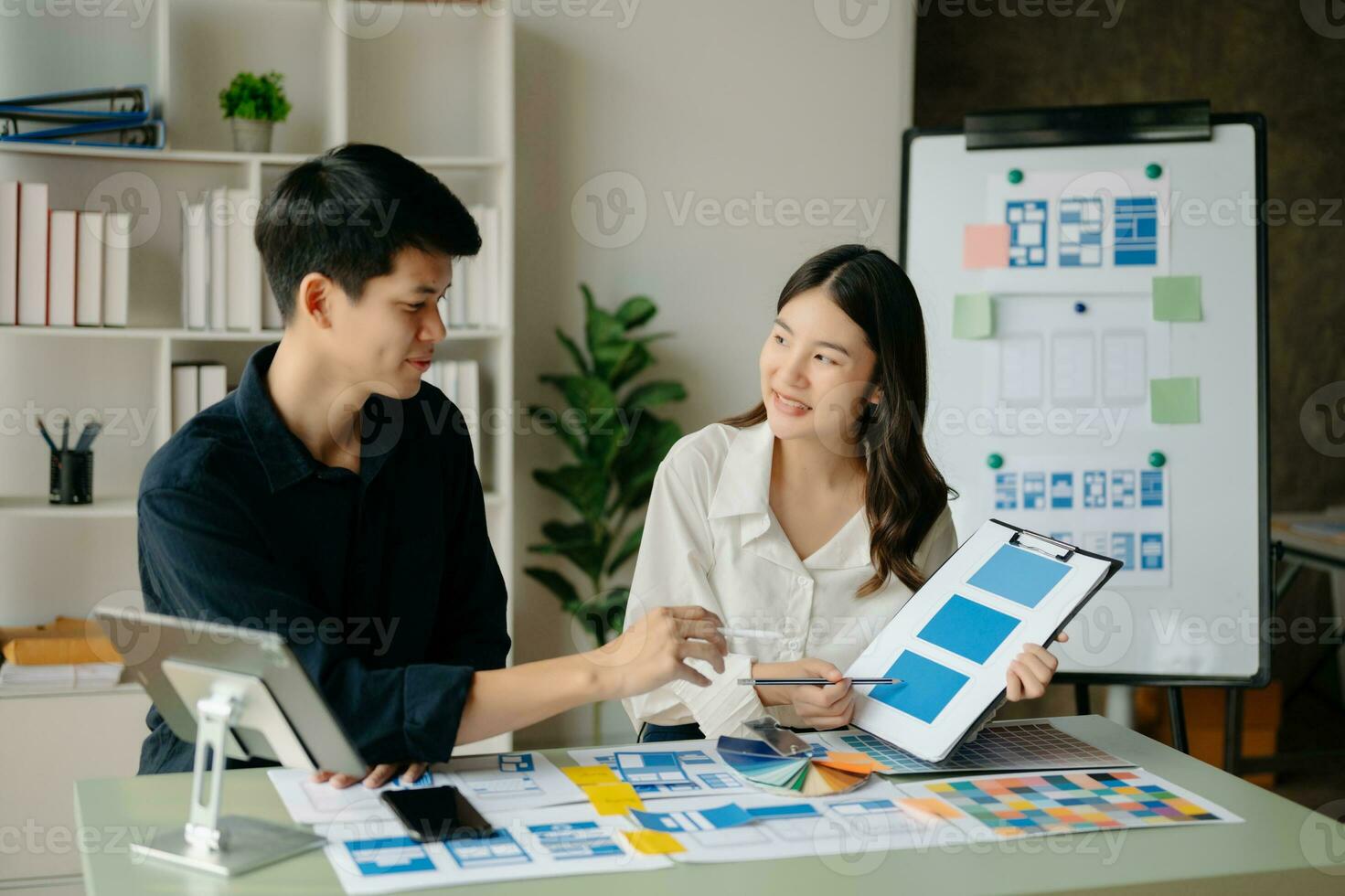 asiatisch Geschäftsmann und Frau Menschen Treffen im Büro. Mitarbeiter Brainstorming und Arbeit wie Team, planen und diskutieren Projekt durch Punkt auf Papier und Tablette. foto