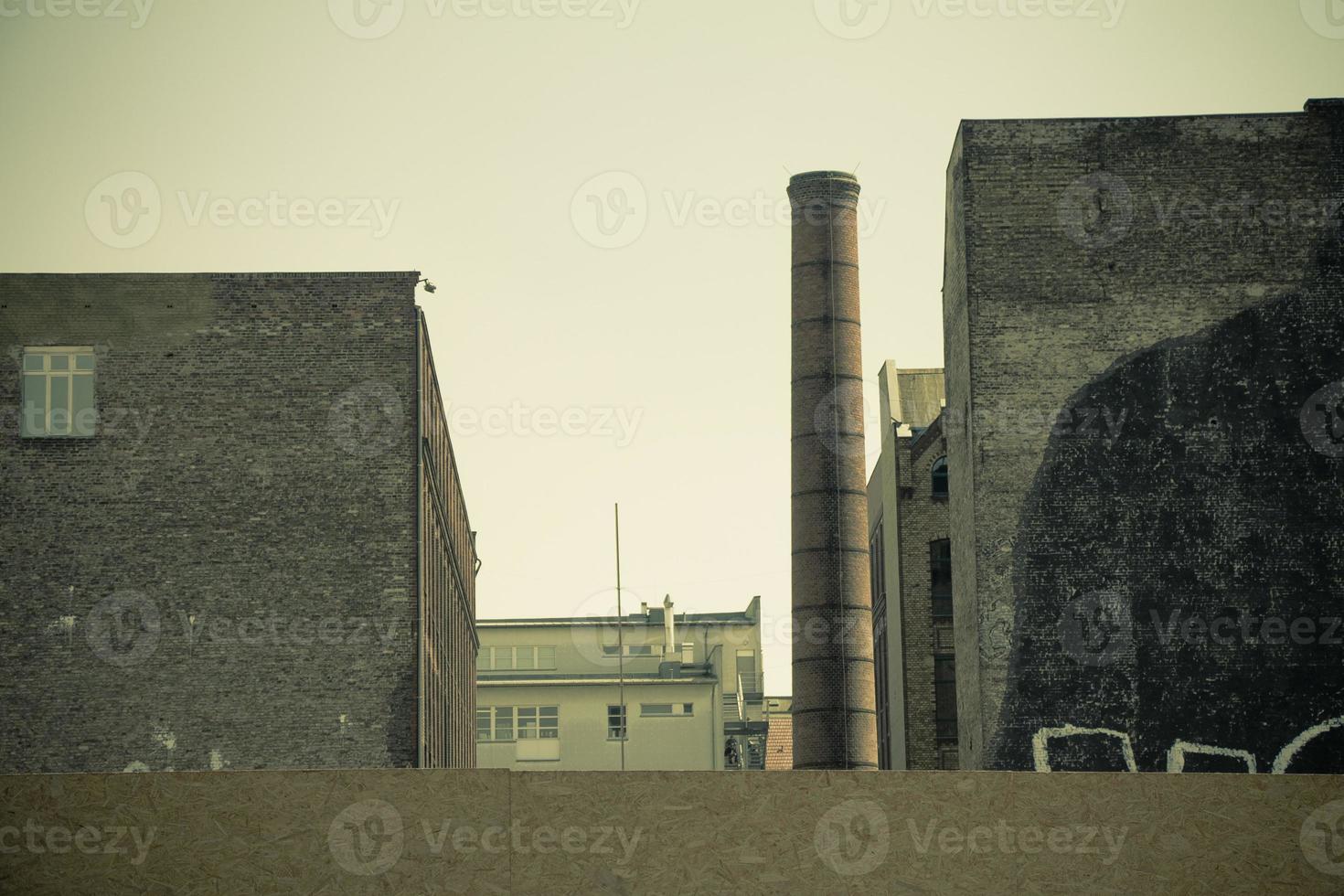 altes Fabrikgebäude mit industriellem Backsteinkamin foto