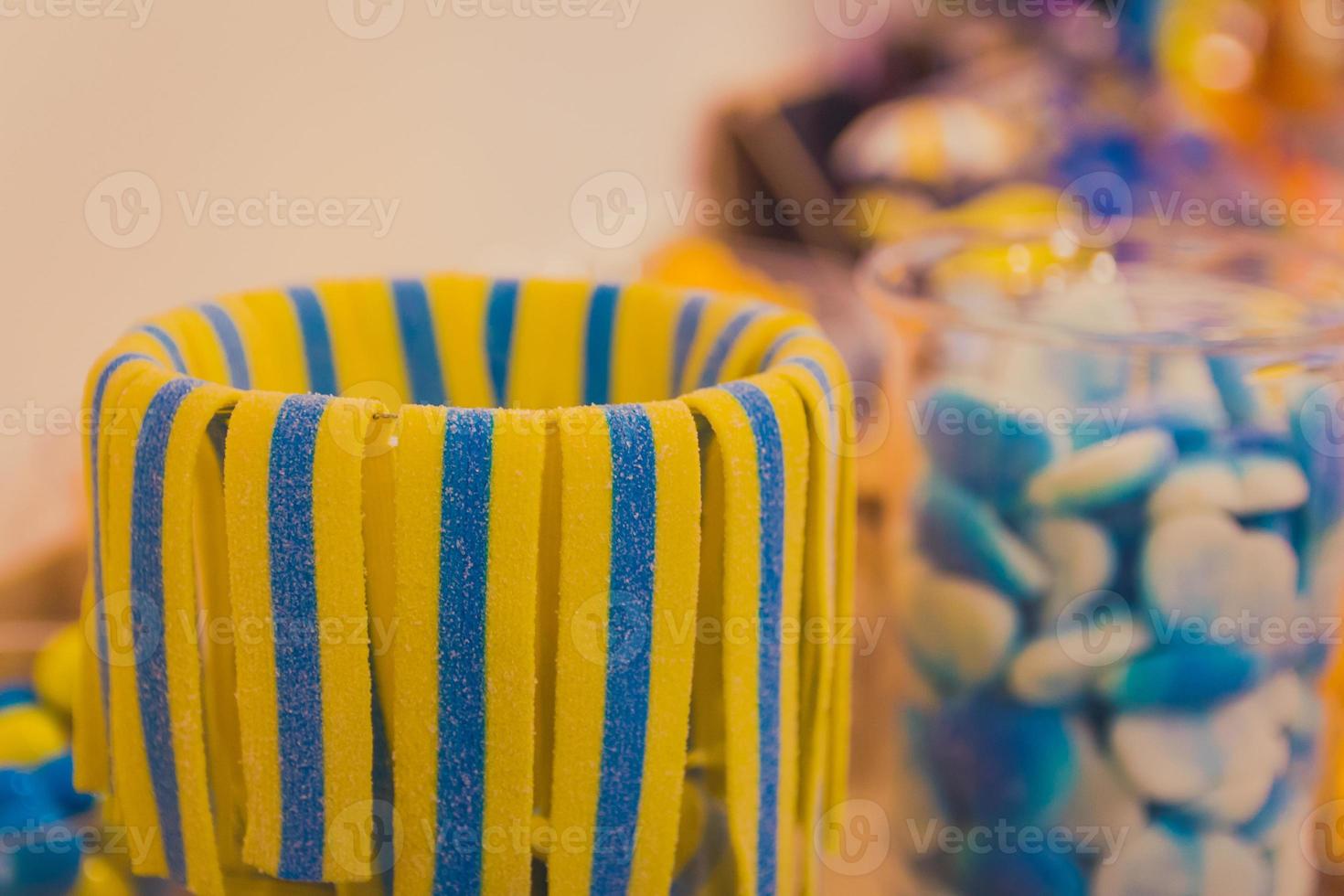 Nahaufnahme der Schüssel mit bunten süßen leckeren Gummibärchen auf der Kindergeburtstagsfeier foto