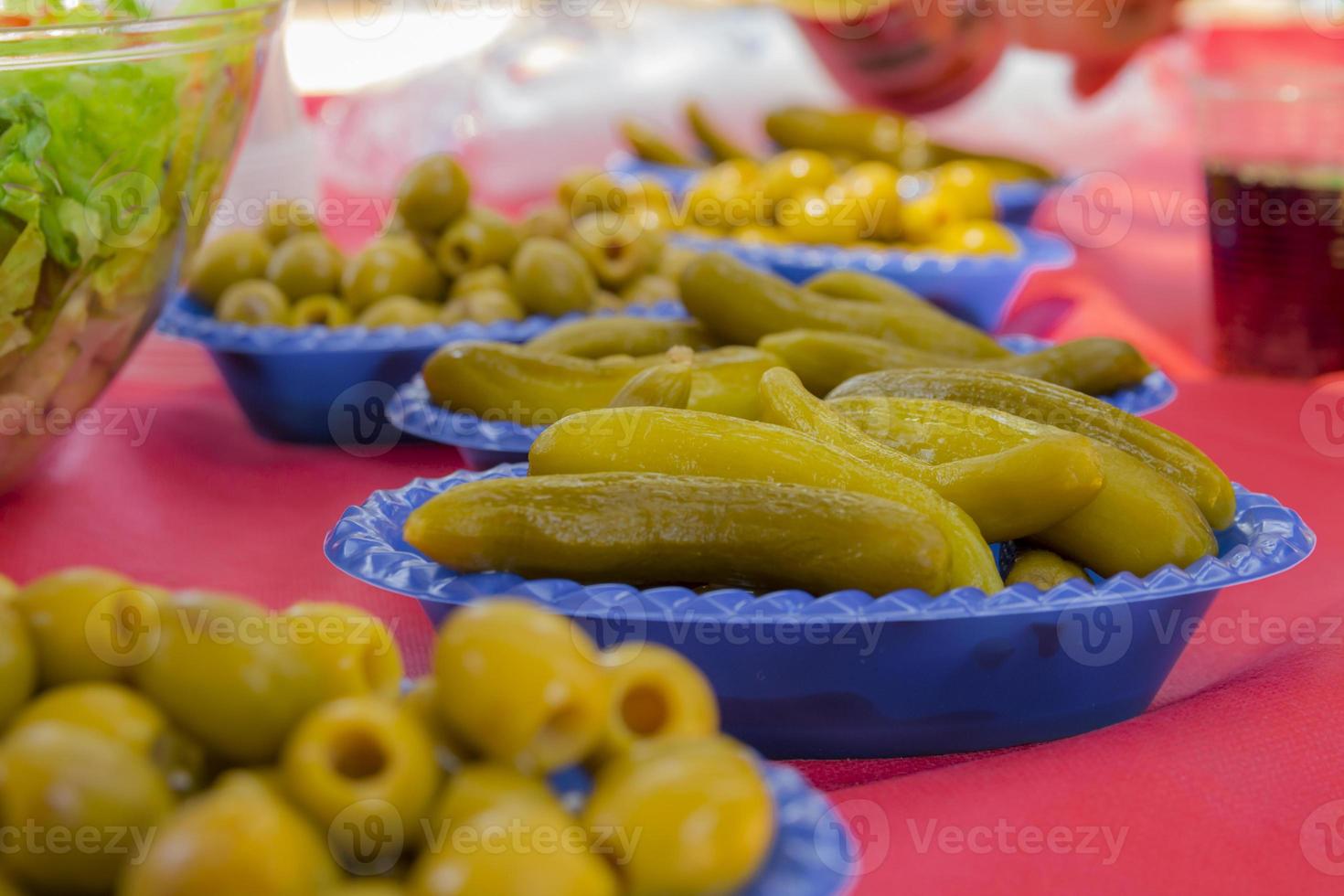 Vorspeise Essen mit eingelegtem Gurkengemüse und Oliven auf Picknicktisch foto