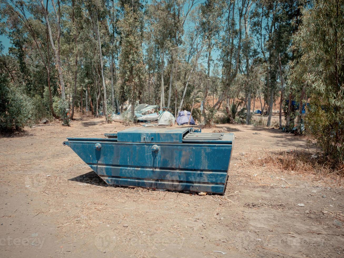große blaue metallische Mülltonne auf einem Campingplatz im Jordan Valley von Israel foto