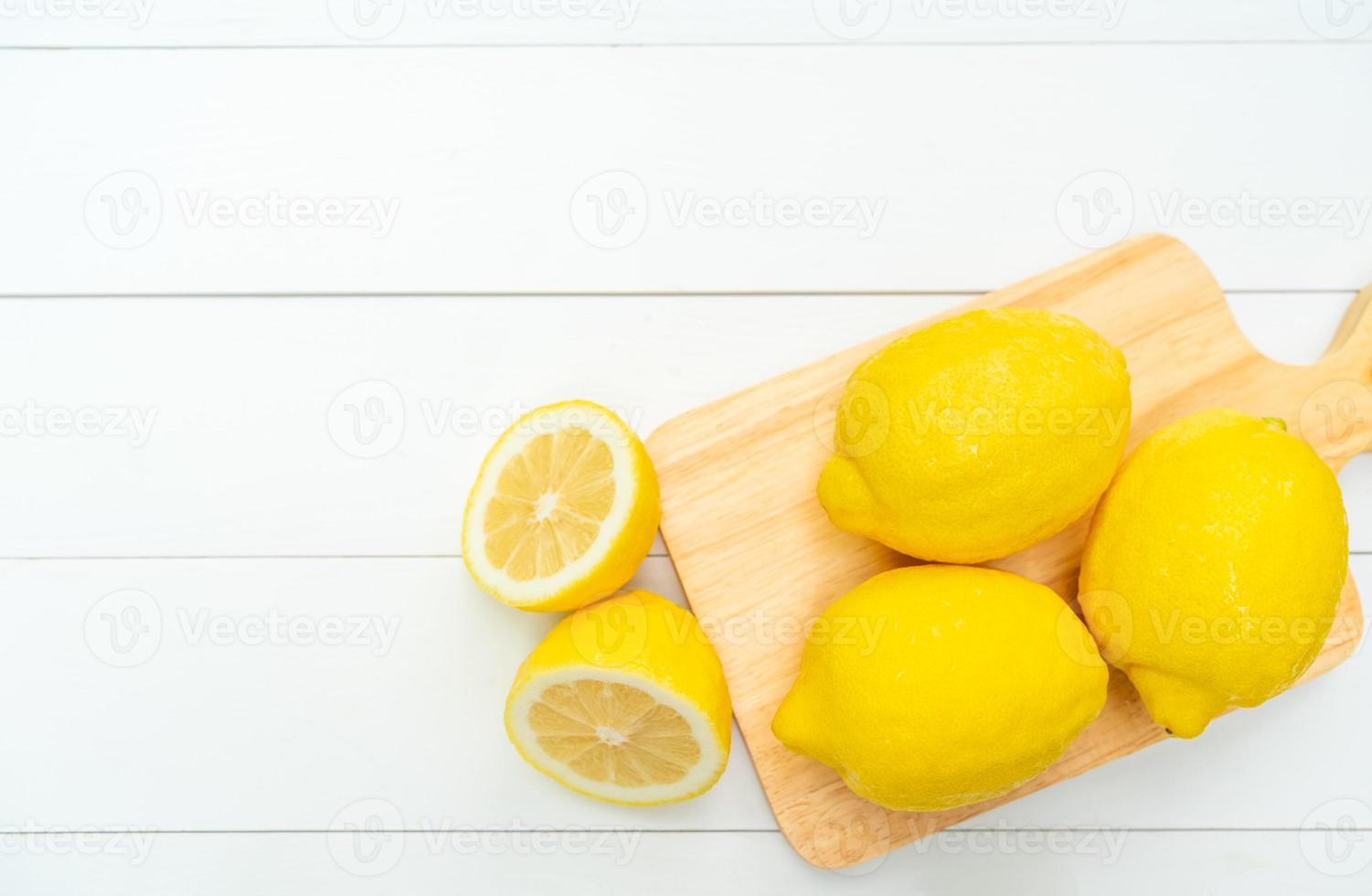Blick von oben auf frische Zitrone auf weißem Tisch foto