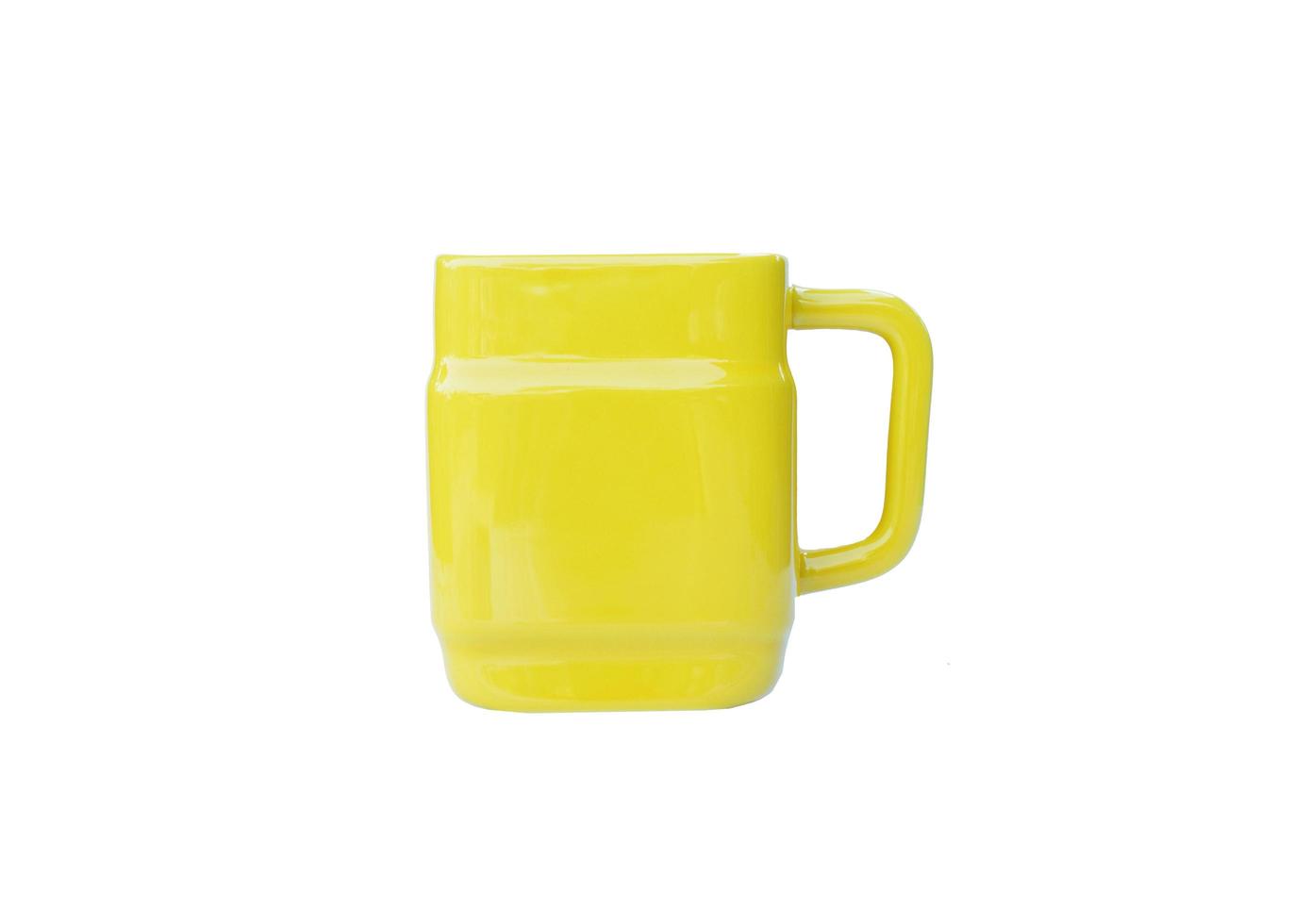 Gelbe Tassen, die auf weißem Hintergrund isoliert sind, enthalten Beschneidungspfade foto